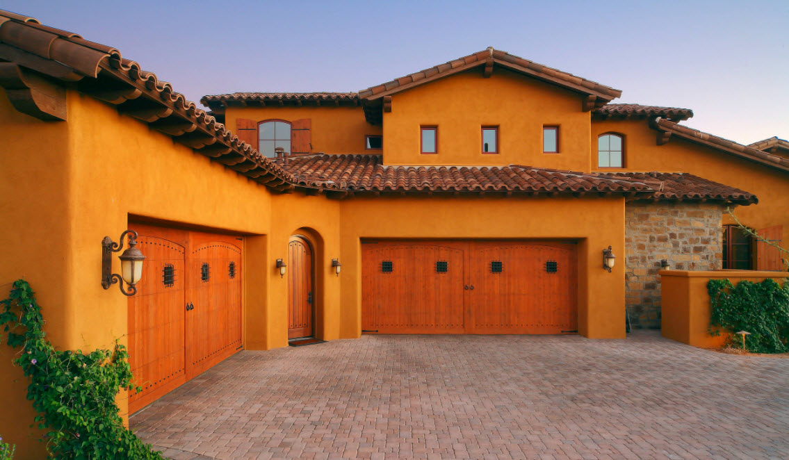 оранжевый дом с гаражом