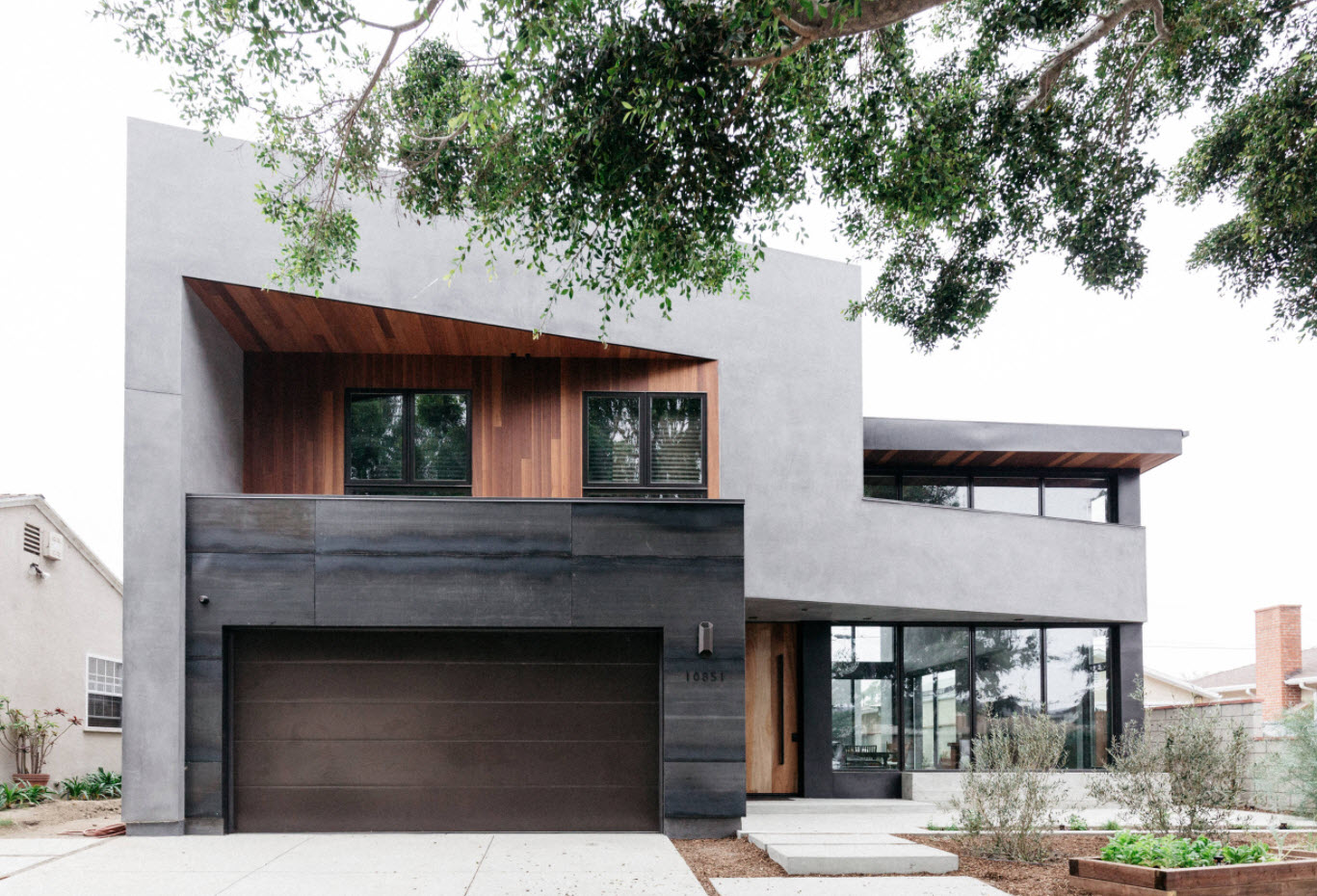 серый дом с большим гаражом и плоской крышей