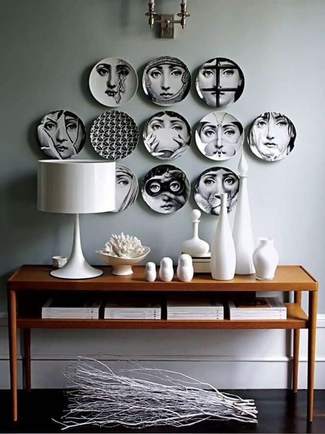 Тарелки на стене с изображением фотографий