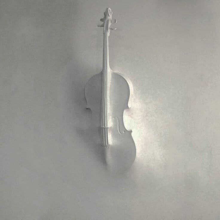 Объемное 3D изображение музыкальной скрипки, которую осталось красиво обыграть рисунком 
