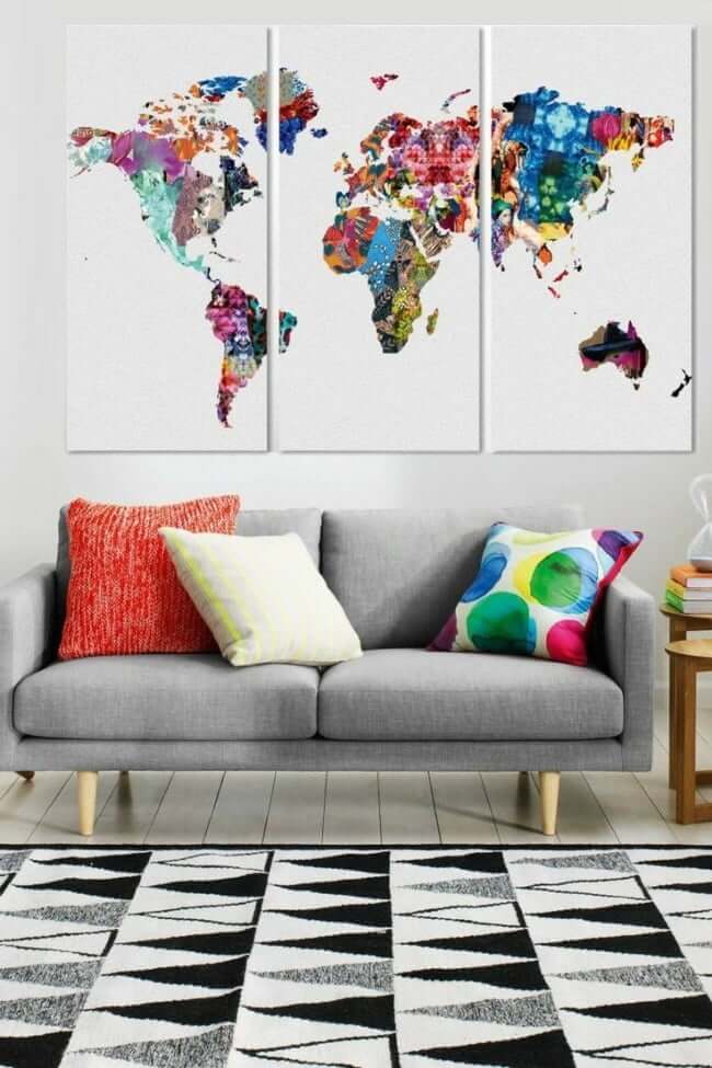 Картина карты мира состоящая из трех модулей
