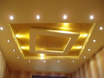 Натяжной потолок с галогенными лампами