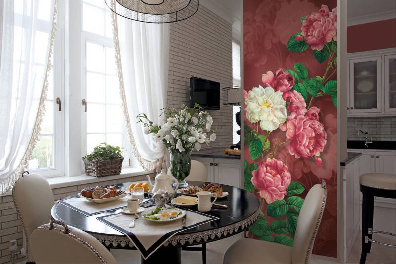 Цветы на стене классической кухни