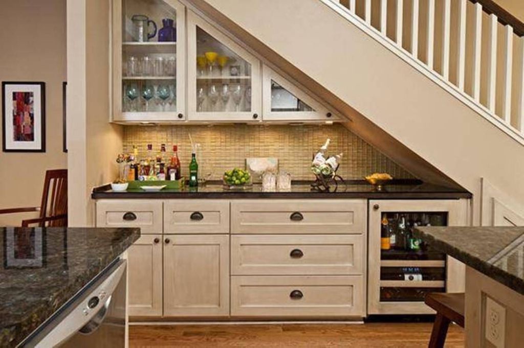 Мини-бар и раковина кухни под лестницей