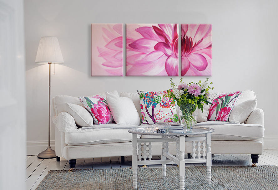 Розовый цветок на модульной картине в белой гостиной