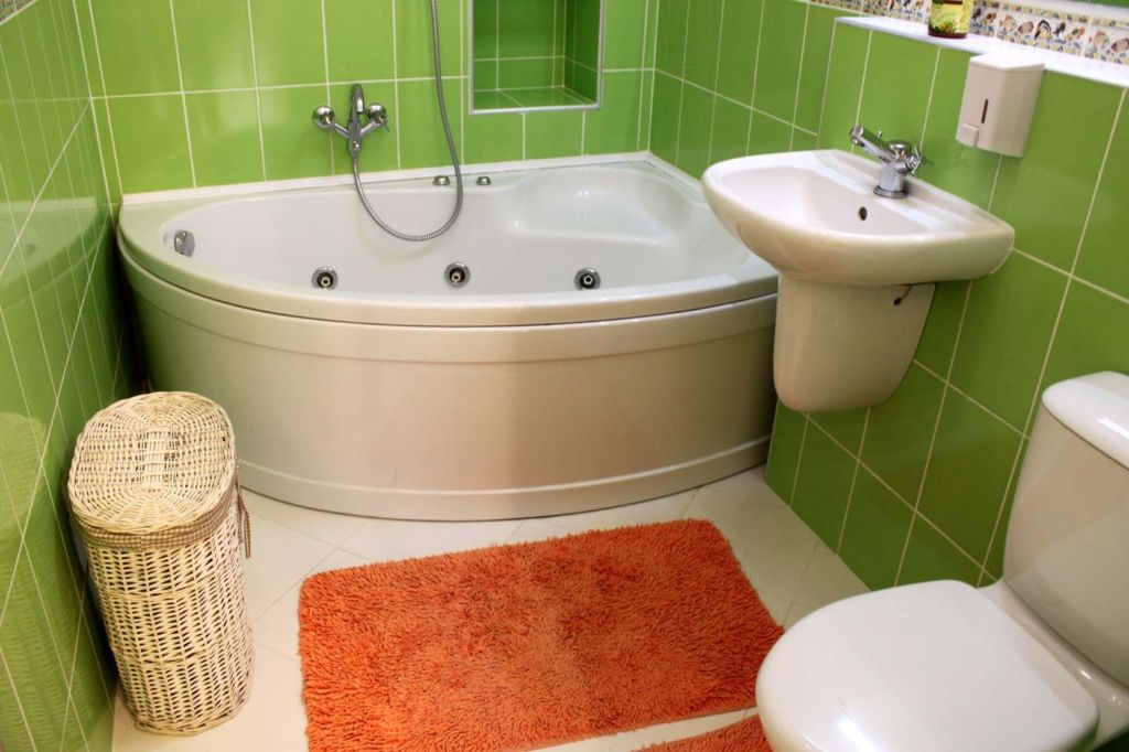 Прежде чем отделывать туалет в доме под лестницей, нужно подумать о гидроизоляции пола