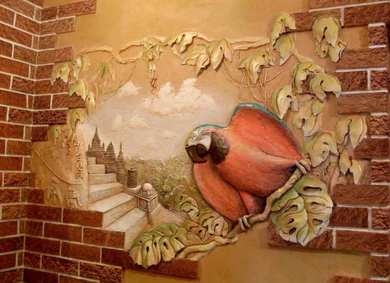 Объемная картина с попугаем на стене прихожей