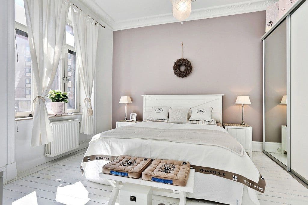 Акцентная стена нежного цвета в спальне не нарушит целостность интерьера 