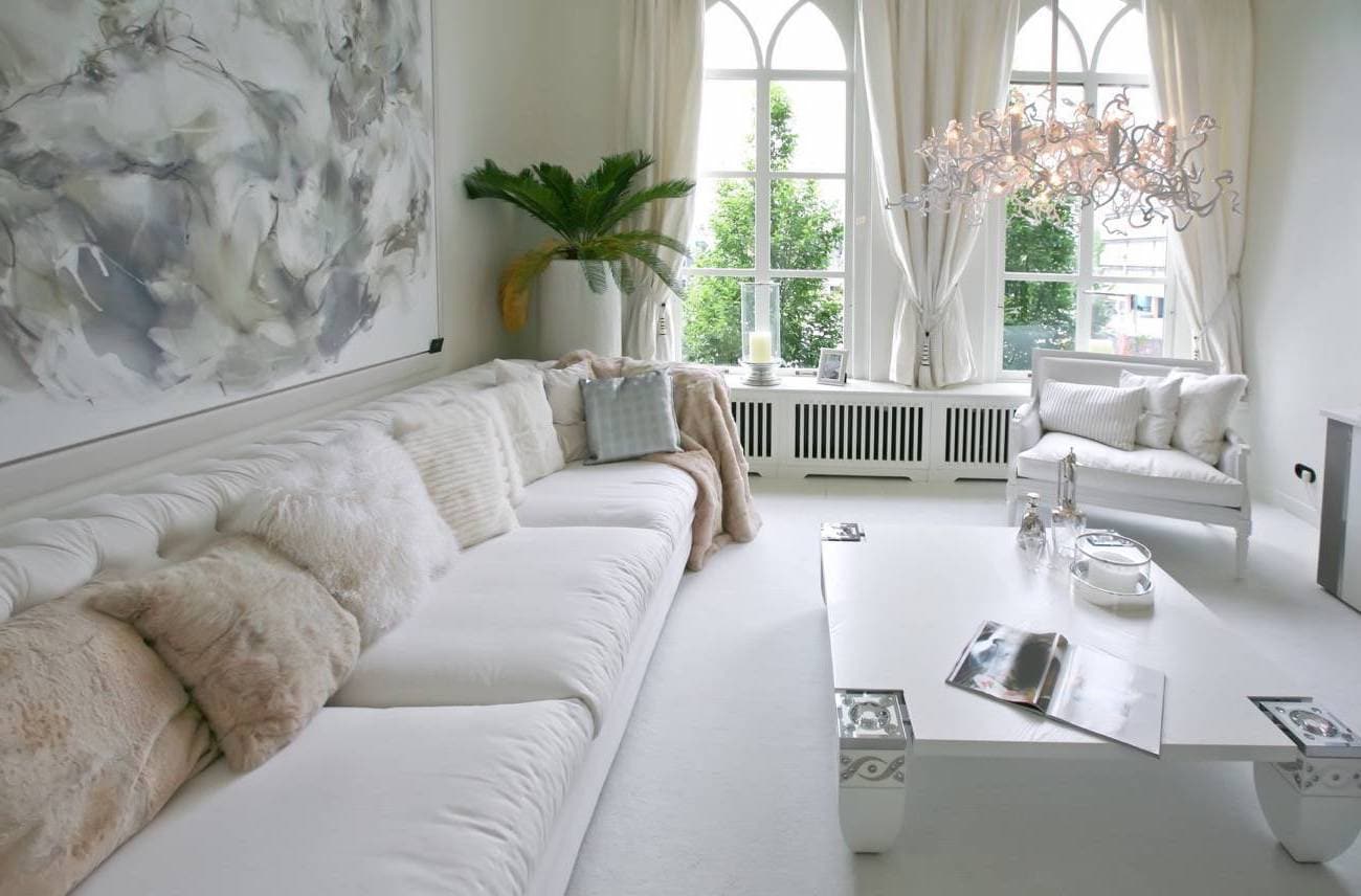 Плюшевые декоративные подушки добавляют необходимую мягкость всей комнате 
