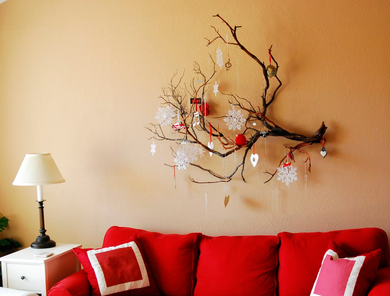 Декоративная композиция из ветки на стене гостиной