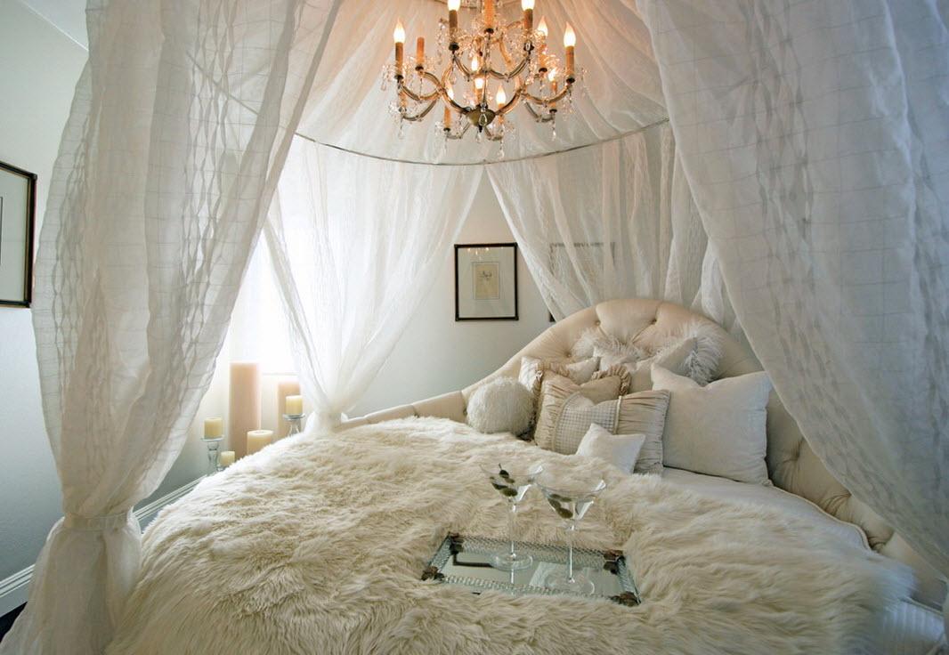 Каркасный балдахин в белой спальне