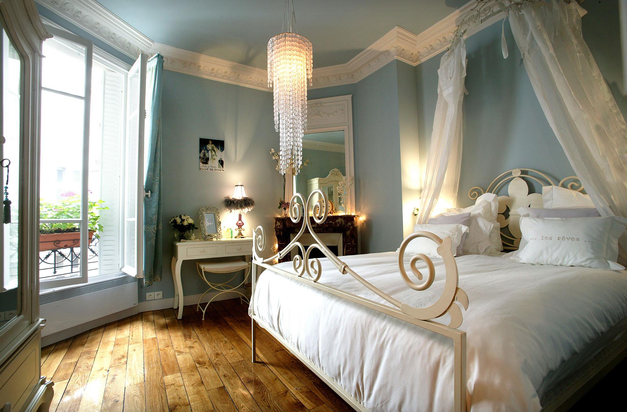 Прозрачный балдахин в бело-голубой спальне