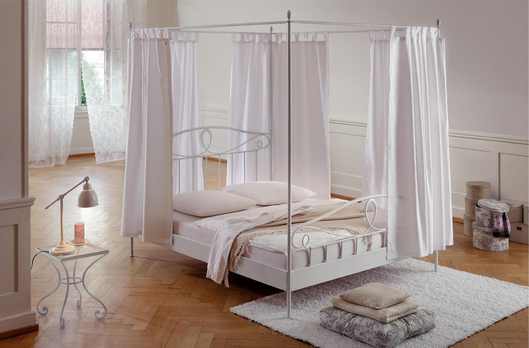Кровать с белым балдахином