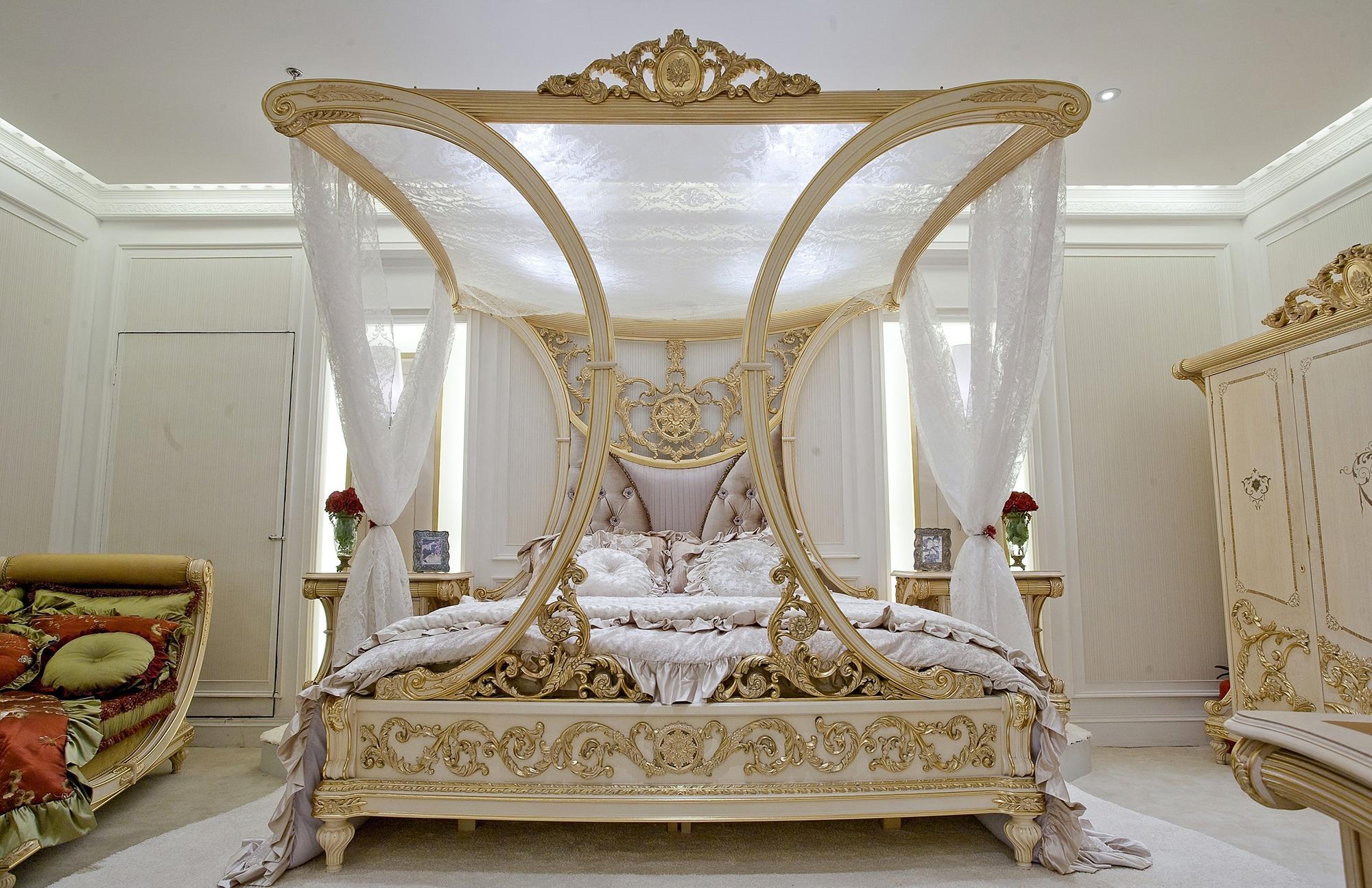 Роскошная классическая кровать с балдахином