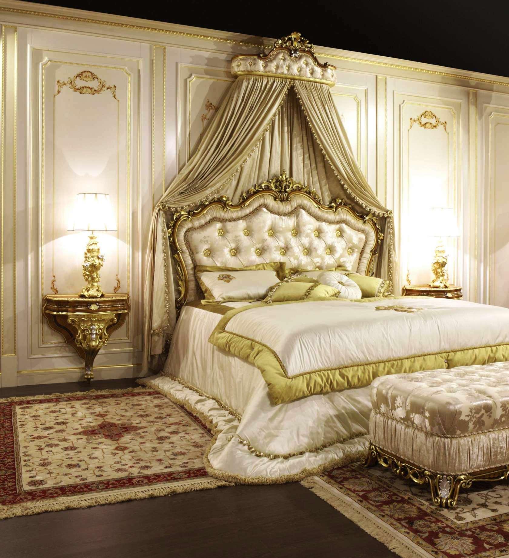 Роскошный золотистый балдахин над кроватью