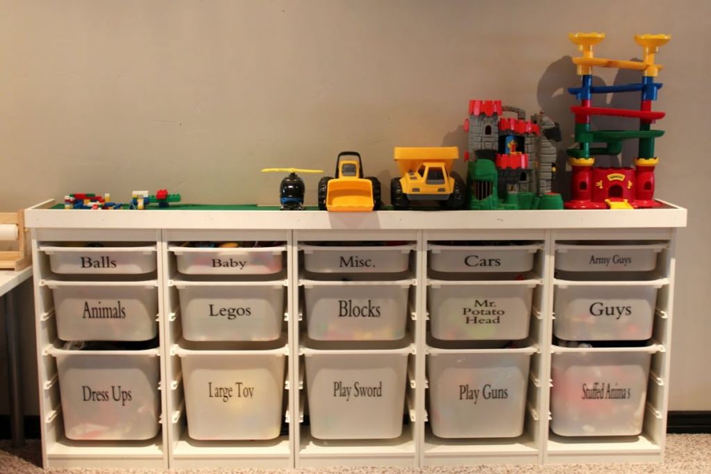 Пластиковые контейнеры для хранения детских игрушек