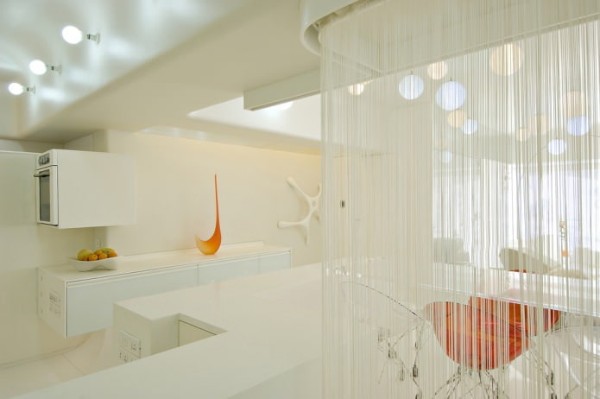 белые шторы нити в интерьере современной гостиной зонирование 