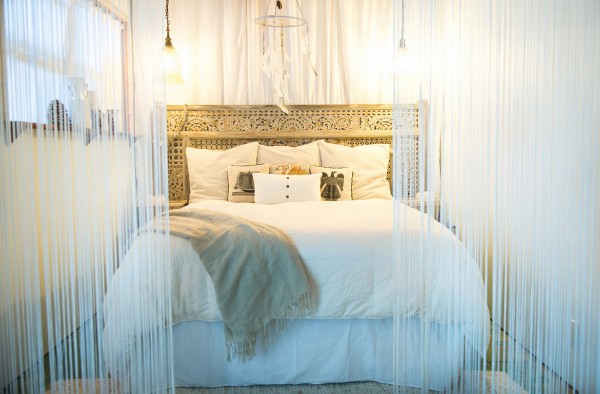 белые шторы нити в интерьер светлой спальни 