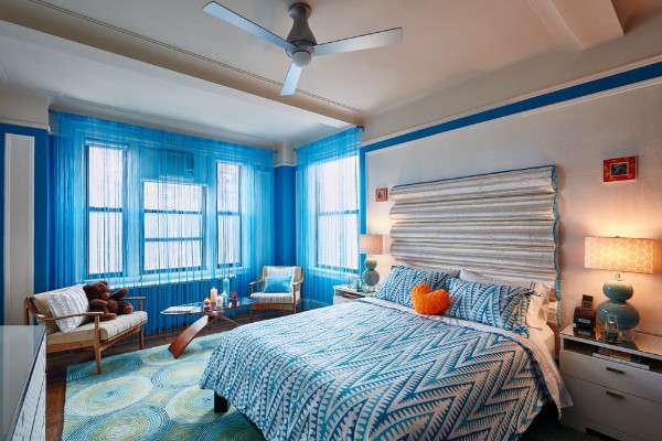 голубые шторы нити в интерьере спальни 