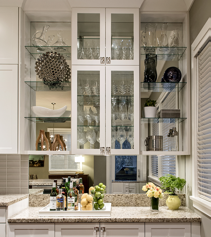 Полки со стеклянными дверцами – оптимальный вариант для кухни и ванной