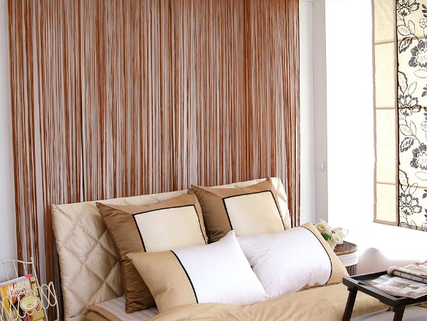 светло-коричневые шторы нити в интерьере спальни 