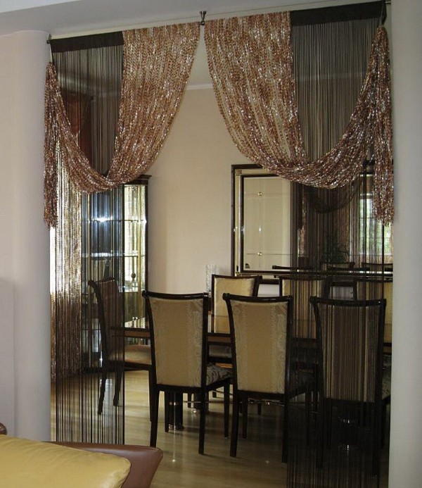 золотисто бежевые шторы нити в интерьере кухни гостиной 