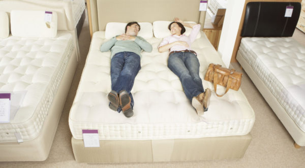 Двутиповая кровать подстраивается под обоих спящих