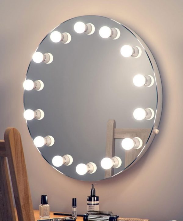Расположение ламп на самом зеркале создает интересный эффект, однако является не самым практичным решением
