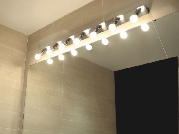 Светодиодные лампы часто устанавливаются вверху зеркала, не затрагивая его боковые стороны
