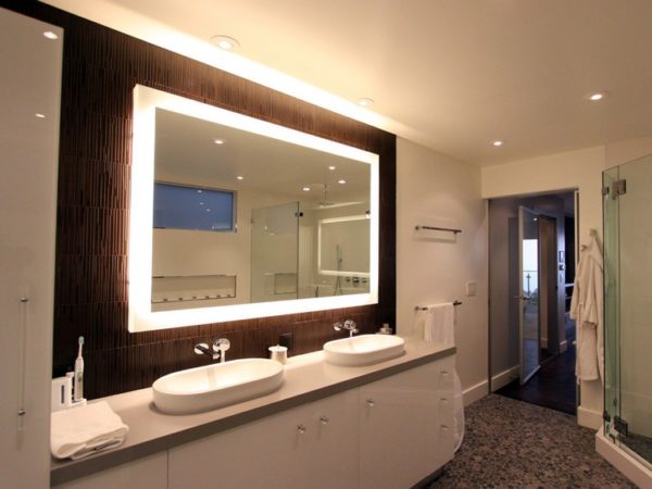 В ванных комнатах подсветка должна быть нацелена, прежде всего, на достижение четкого отражения