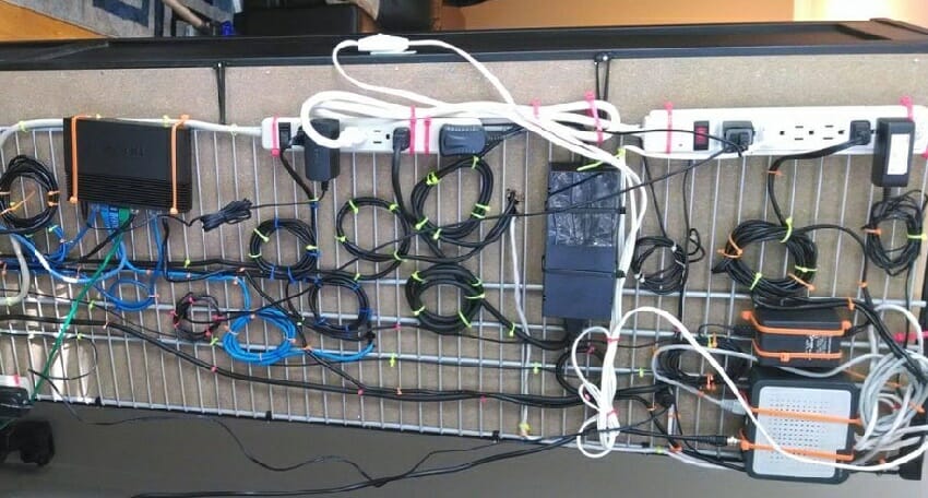 как закрепить провода от компьютера под столом с помощью сетчатой полки