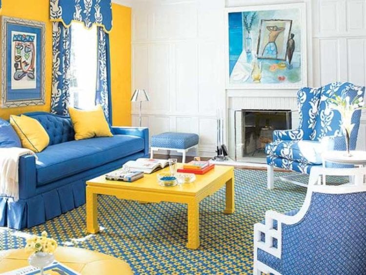 Желто-синий диван в интерьере гостиной