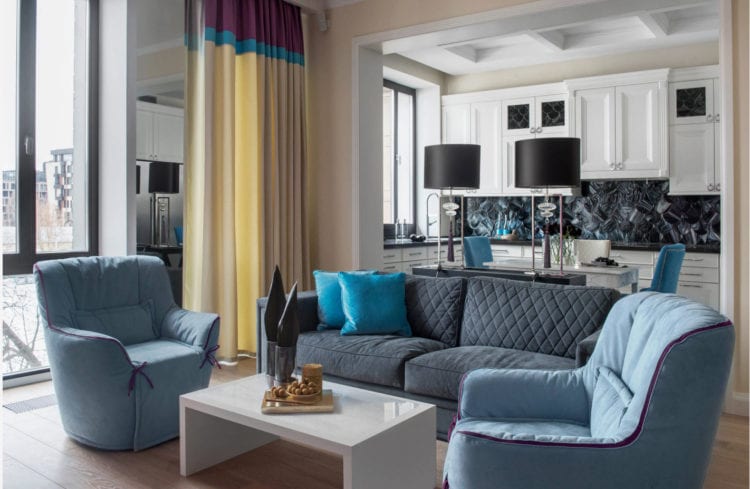 Серо-синий диван в гостиной
