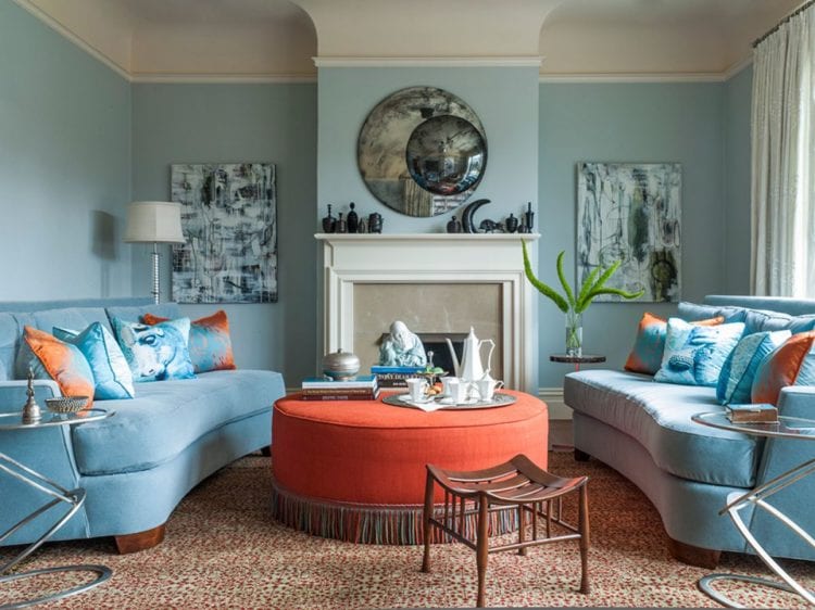 Голубой диван в интерьере гостиной