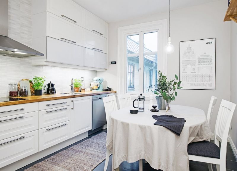 Белая кухня с балконом в скандинавском стиле