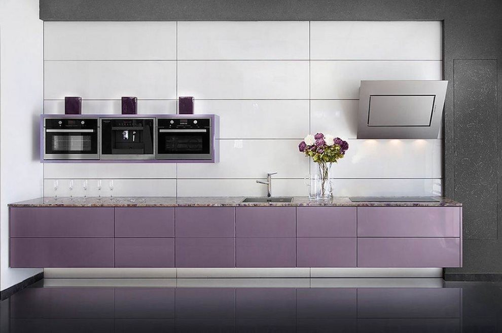 Линейная кухня в стиле хай-тек с фиолетовыми тумбами