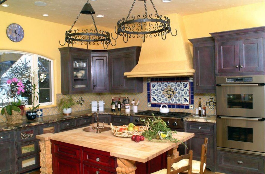 Светлая стена песочного цвета на кухне в стиле прованса