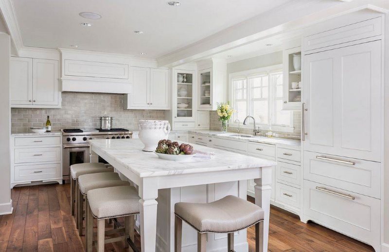 Белая кухня с классической мебелью из дерева