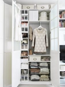 Белый тесный шкаф для одежды