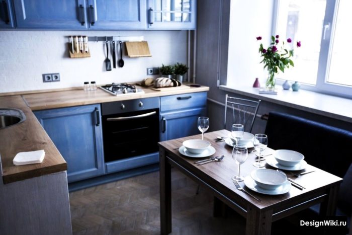 Дизайн кухни из массива дерева окрашенного в тёмно-синий