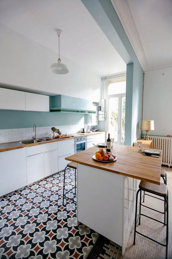 Дизайн кухни в белом и бирюзовом цвете с узорами на полу