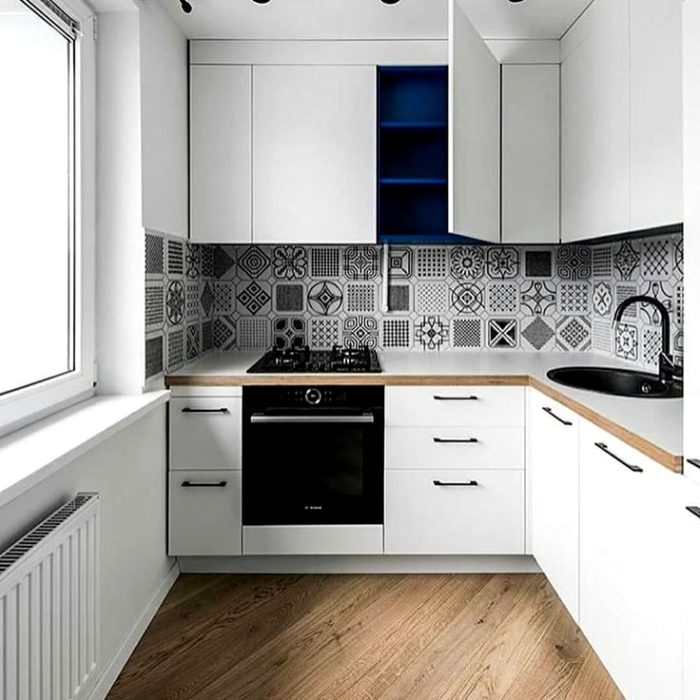 Интерьер кухни в скандинавском стиле с черно-белой плиткой с узором