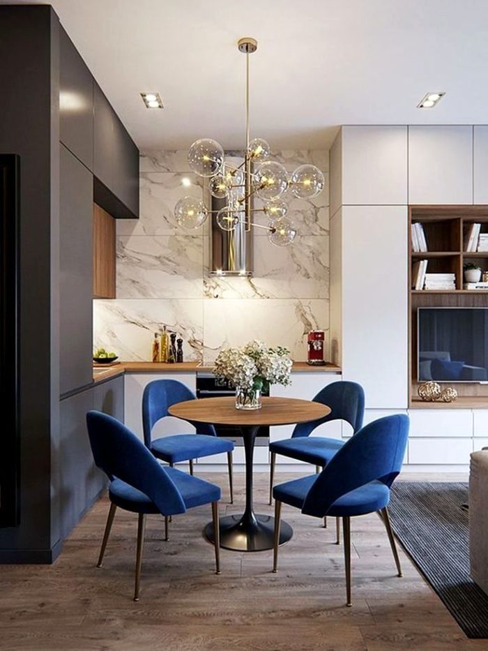 Кухня-гостиная в стиле арт-деко с синими стульями