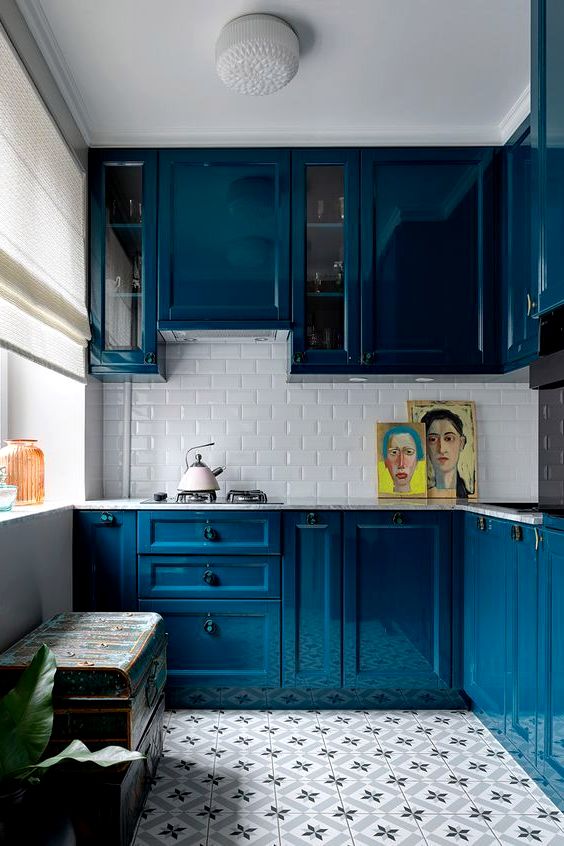 Маленькая кухня с глянцевыми синими фасадами с фрезеровкой