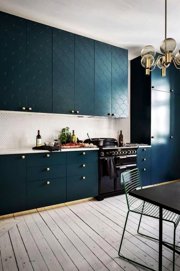 Синяя кухня с 3д дверцами шкафов