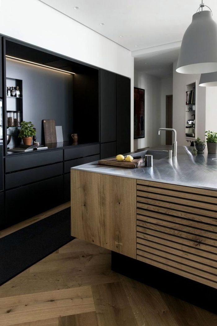 Современный дизайн кухни с отделкой мебели деревянными рейками