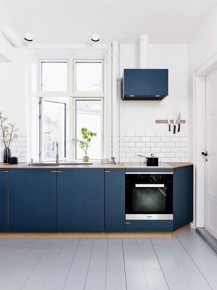 Тёмно-синяя мебель на кухне