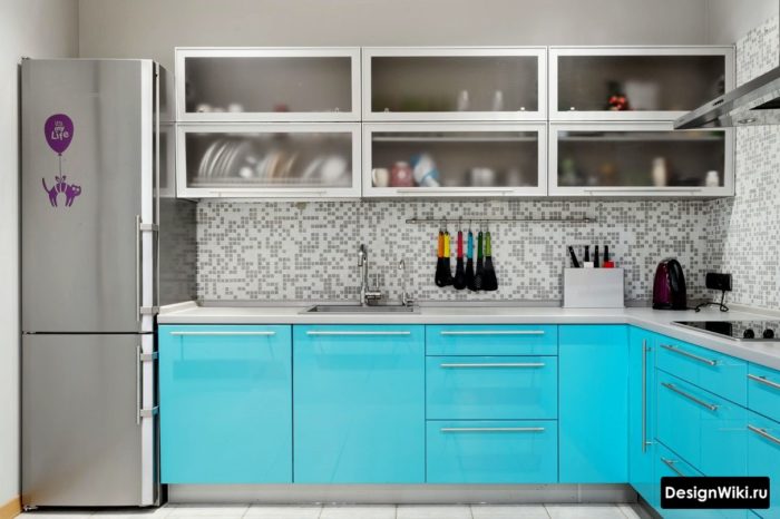 Ярко-голубой дизайн кухни