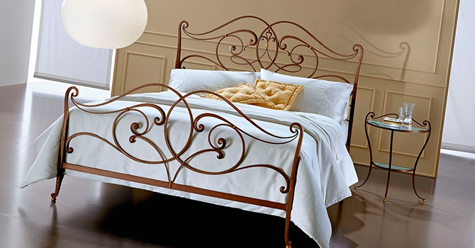 Прочная и красивая металлическая кованая кровать
