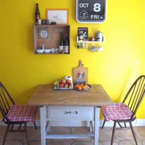 Декоративные полочки на желтой стене кухни